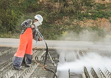 Ein Mitarbeiter von Luckei Betonfrästechnik setzt Hochdruckwasserstrahlen zur Oberflächensanierung ein.
