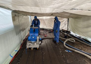 Bei der Schadstoffsanierung entfernen Mitarbeiter von Luckei Asbest, PAK & PCB.